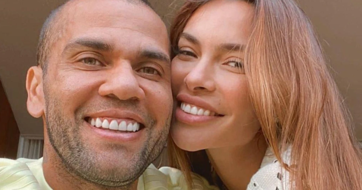 Daniel Alves usa blusa de 'futuro papai' e Joana Sanz compartilha: 'Momentos mágicos'