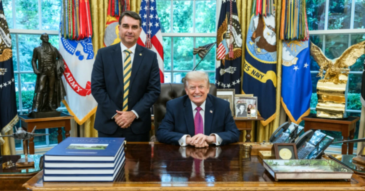 Trump publica foto ao lado de Flávio Bolsonaro