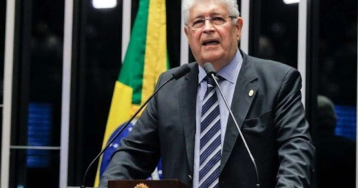 Crítico do PT, Roberto Requião irá filiar-se ao PDT neste mês