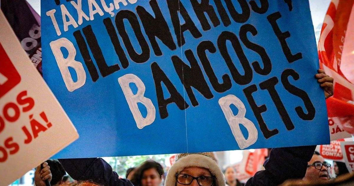 Protesto na sede do Itaú em SP pede taxação super-ricos: o que diz projeto do governo Lula sobre tema