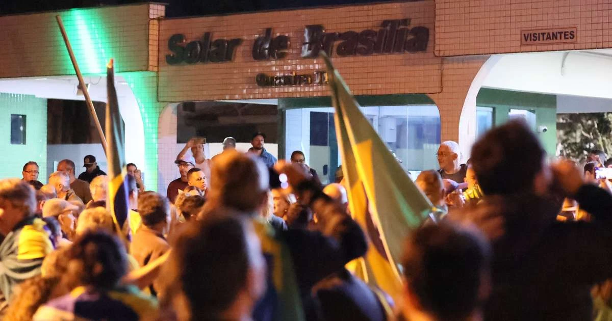 Apoiadores de Bolsonaro fazem buzinaço e se reúnem em frente ao condomínio do ex-presidente: 'O Brasil vai parar'