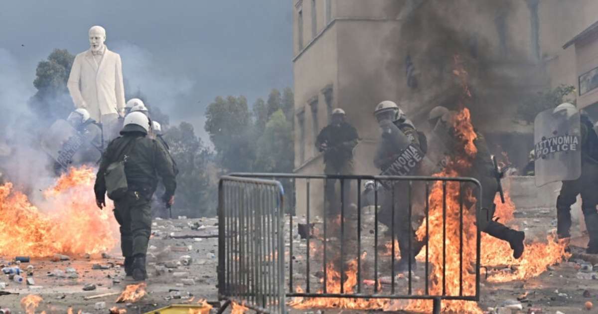 Greve geral, protestos e bombas marcam aniversário de acidente de trem na Grécia; vídeos