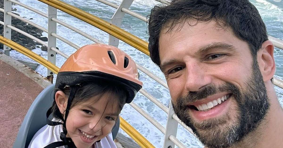 Duda Nagle exibe físico definido em passeio de bike com Zoe na praia e fãs alfinetam Sabrina Sato: 'Vai se arrepender'