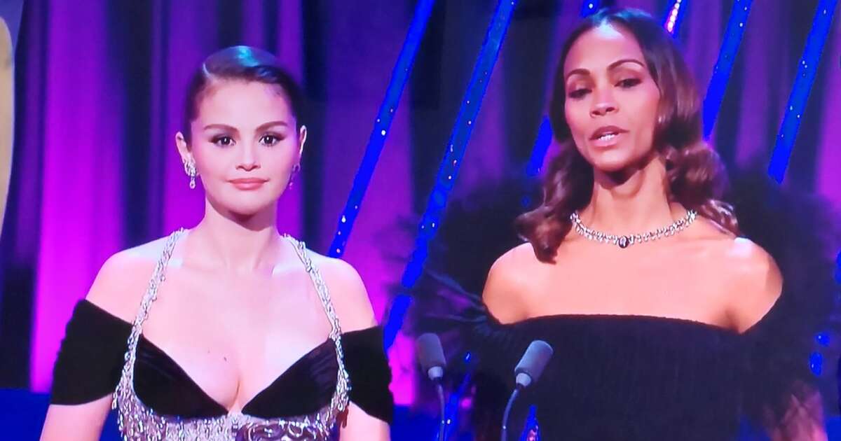 Selena Gomez comete gafe e é salva por colega de 'Emilia Pérez' ao anunciar vencedor em categoria do BAFTA