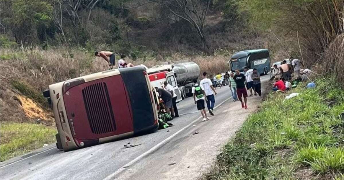 Ônibus com mais de 50 estudantes e monitores tomba e deixa feridos na BR-418, em MG