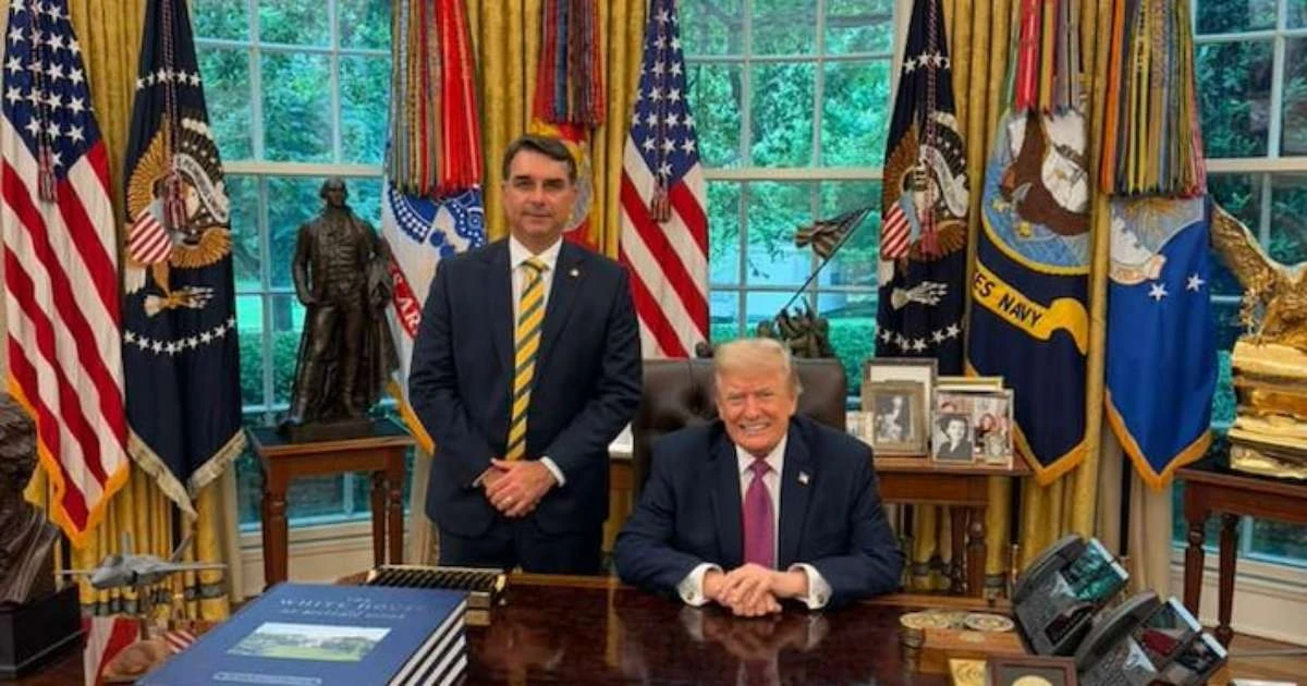 Flávio Bolsonaro posta foto com Donald Trump na Casa Branca