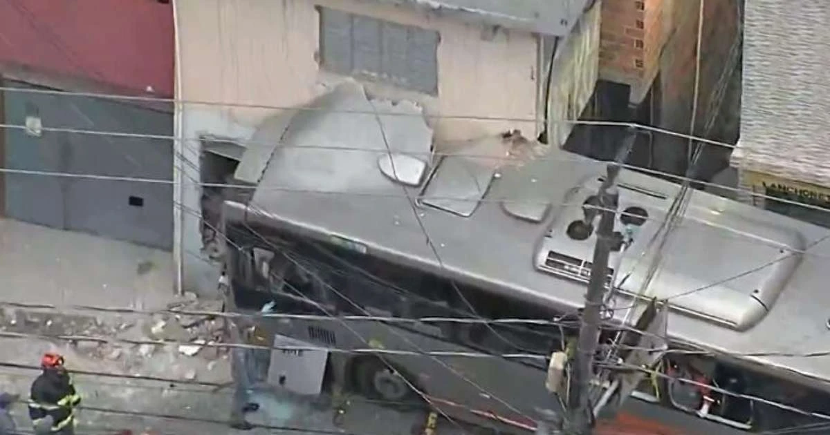 Ônibus invade casa e deixa feridos na zona oeste de SP