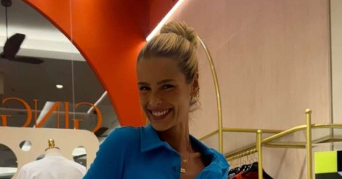 Yasmin Brunet valoriza cintura em vestido azul da marca de Marina Ruy Barbosa e a ruiva tieta: 'A mais mais'