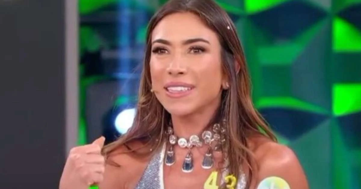 Não é evangélica? Fenda na roupa de Patrícia Abravanel causa na web