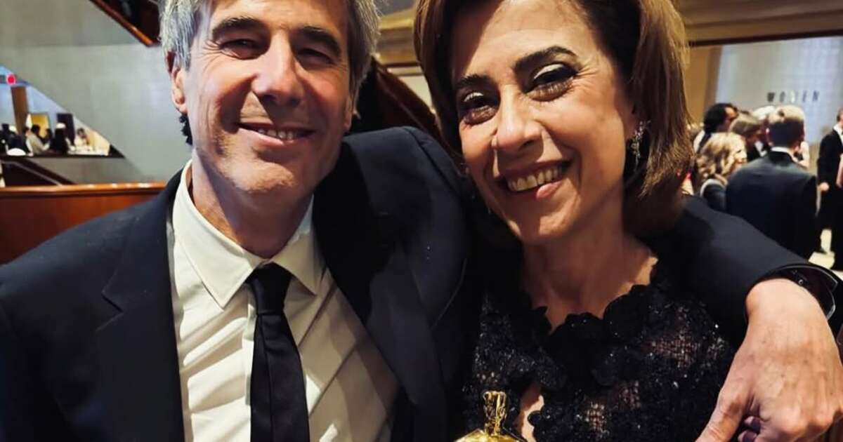 Fernanda Torres posta primeira foto com estatueta do Oscar após vitória de 'Ainda Estou Aqui'