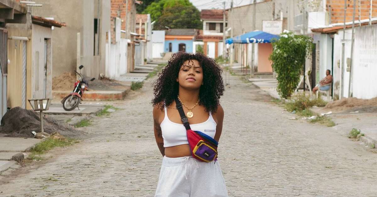 Com medo de facção criminosa, cantora baiana tira videoclipe da web: 'Nunca me envolvi'