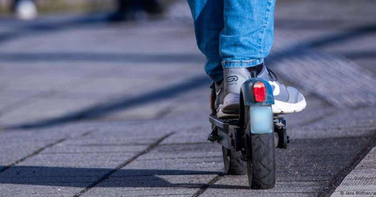 Barcelona vai multar em até 500 quem andar de patinete na calçada