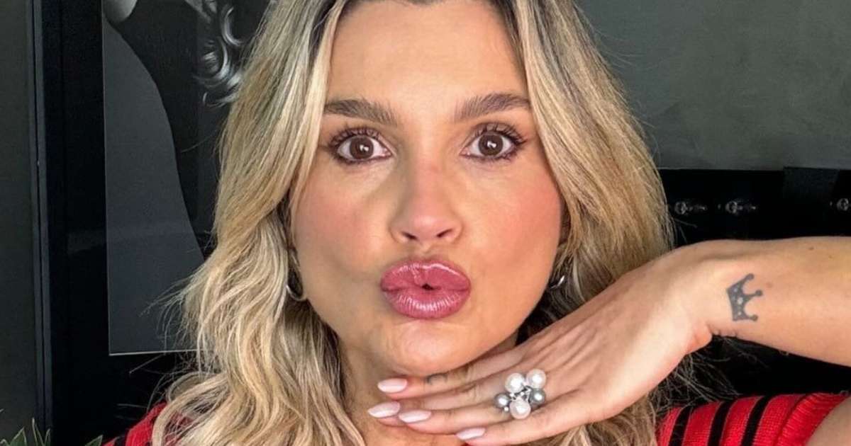 Aos 50 anos, Flávia Alessandra exibe elasticidade ao se pendurar em coqueiro; assista