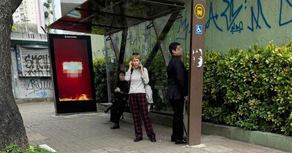 Atriz fora da TV há 10 anos é flagrada esperando ônibus em avenida de São Paulo