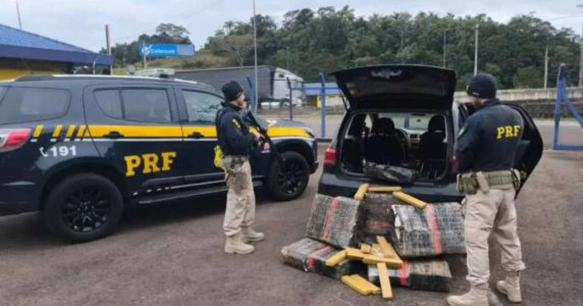 Traseira baixa de automóvel chama atenção da PRF e entrega 149 kg de maconha na BR-101