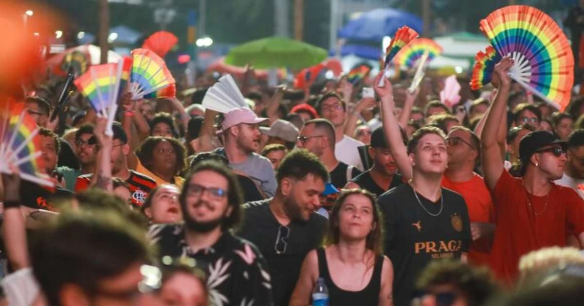 Lady Gaga no Rio: ambulantes de Copacabana vendem sacos de areia a R$ 25 para fãs
