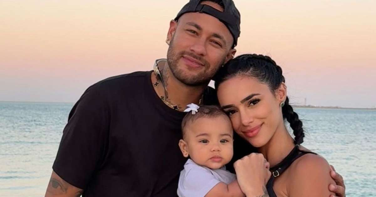 Filha de Neymar encanta ao surgir com joia para passeio; confira