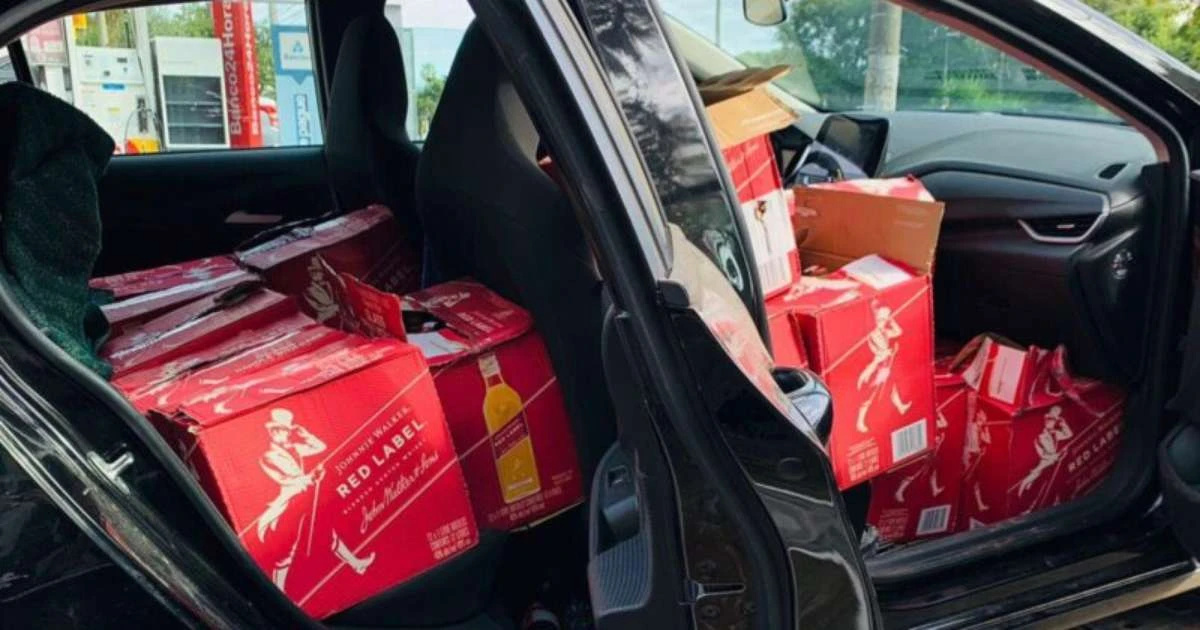 Homem é flagrado com 216 garrafas de whisky contrabandeadas em Porto Alegre