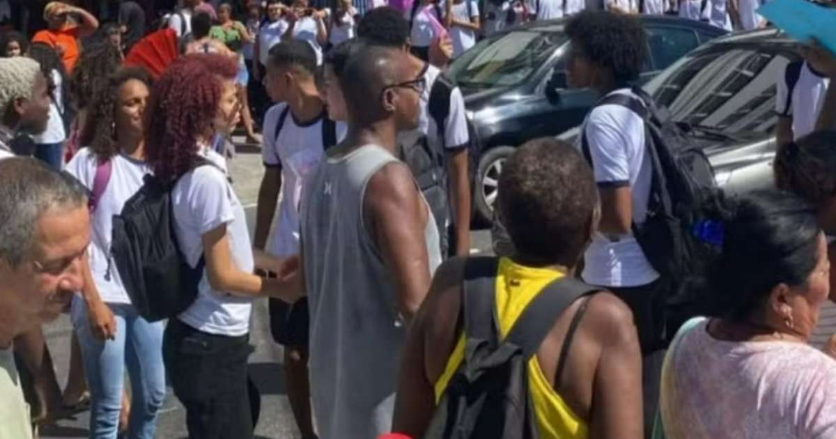 Sob forte calor, alunos protestam contra a falta de condições em escolas do Rio