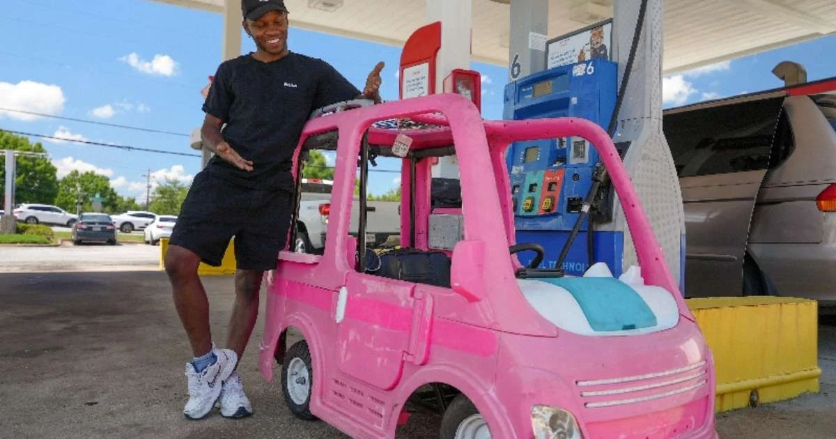 Preços altos da gasolina levam norte-americanos a improvisar, desde ônibus até carros de brinquedo