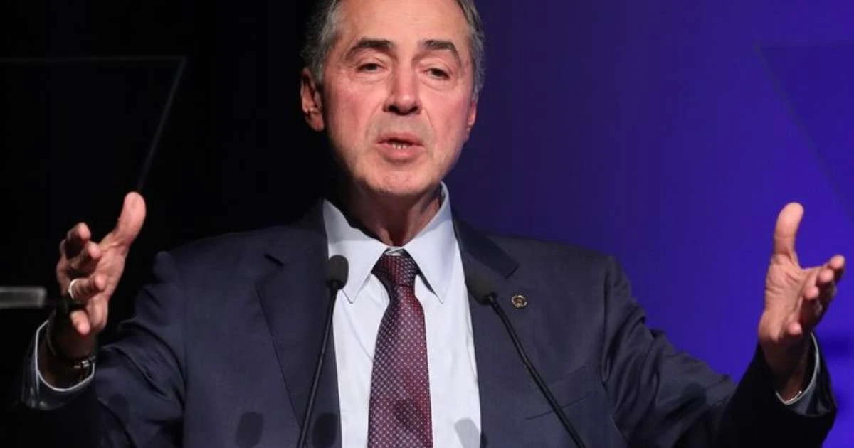 'É difícil traçar a fronteira entre direito e política no Brasil', diz Barroso