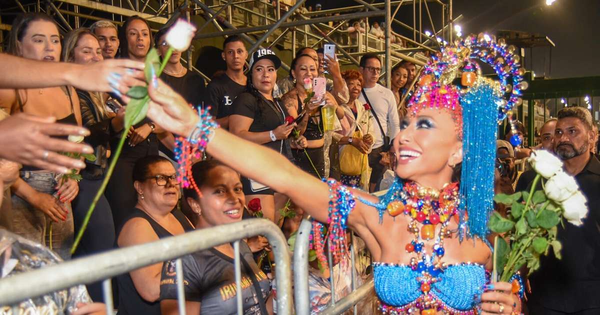 Sabrina Sato distribui rosas durante ensaio da Gaviões da Fiel