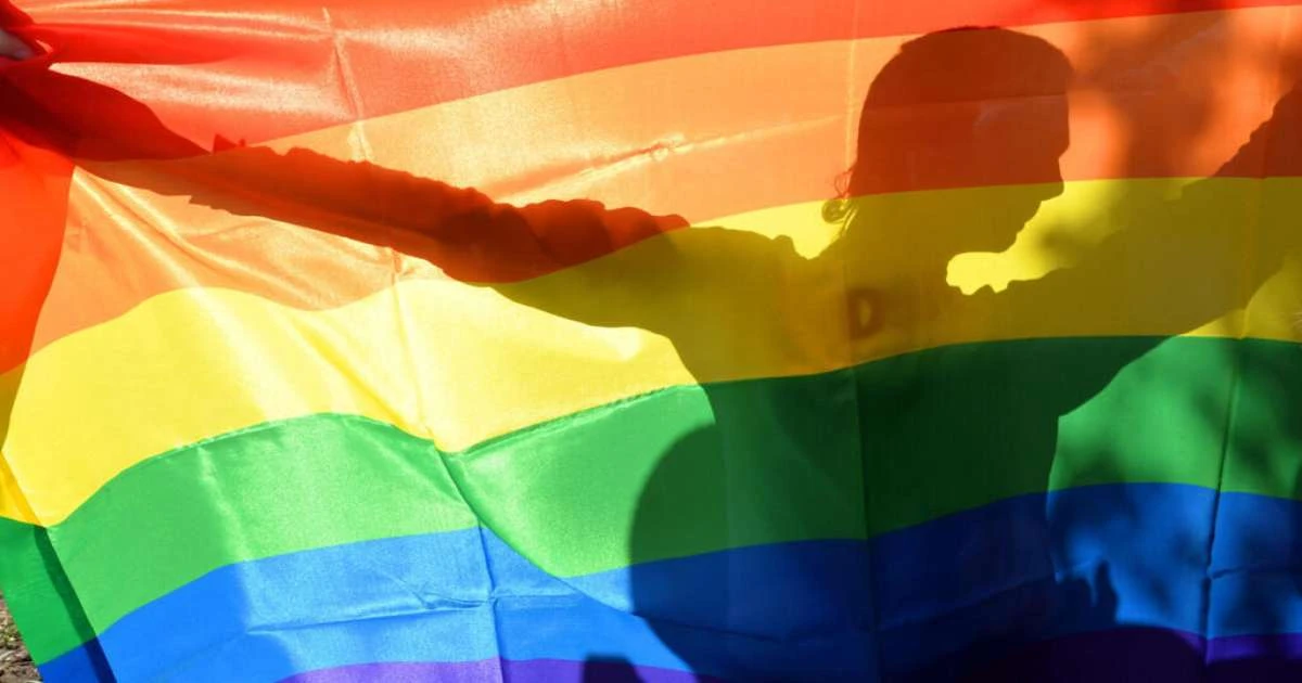 Agente de viagens LGBT+ é condenado por extremismo na Rússia após a morte