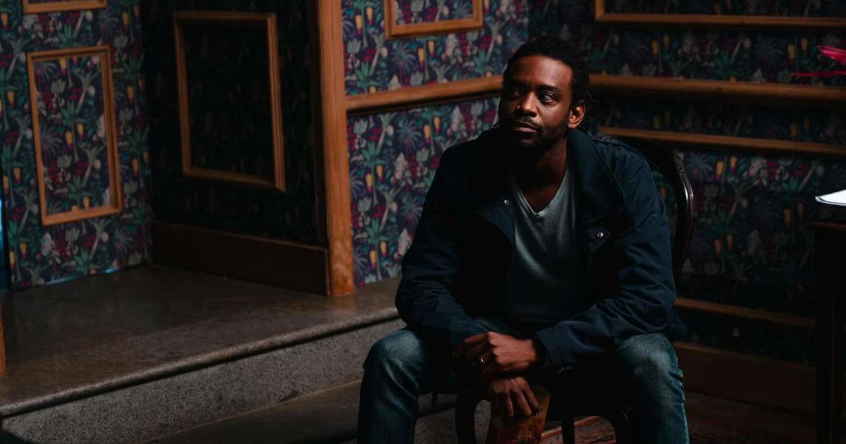 Fabrício Boliveira celebra papel policial em série e reflete sobre racismo: 'Maioria dos assassinados são pretos'