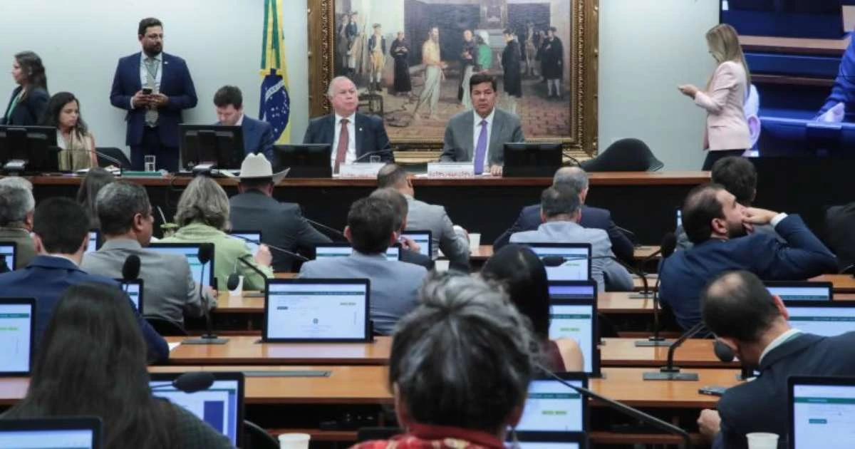 Relator lê parecer favorável à PEC da Segurança, mas sessão na Câmara é adiada