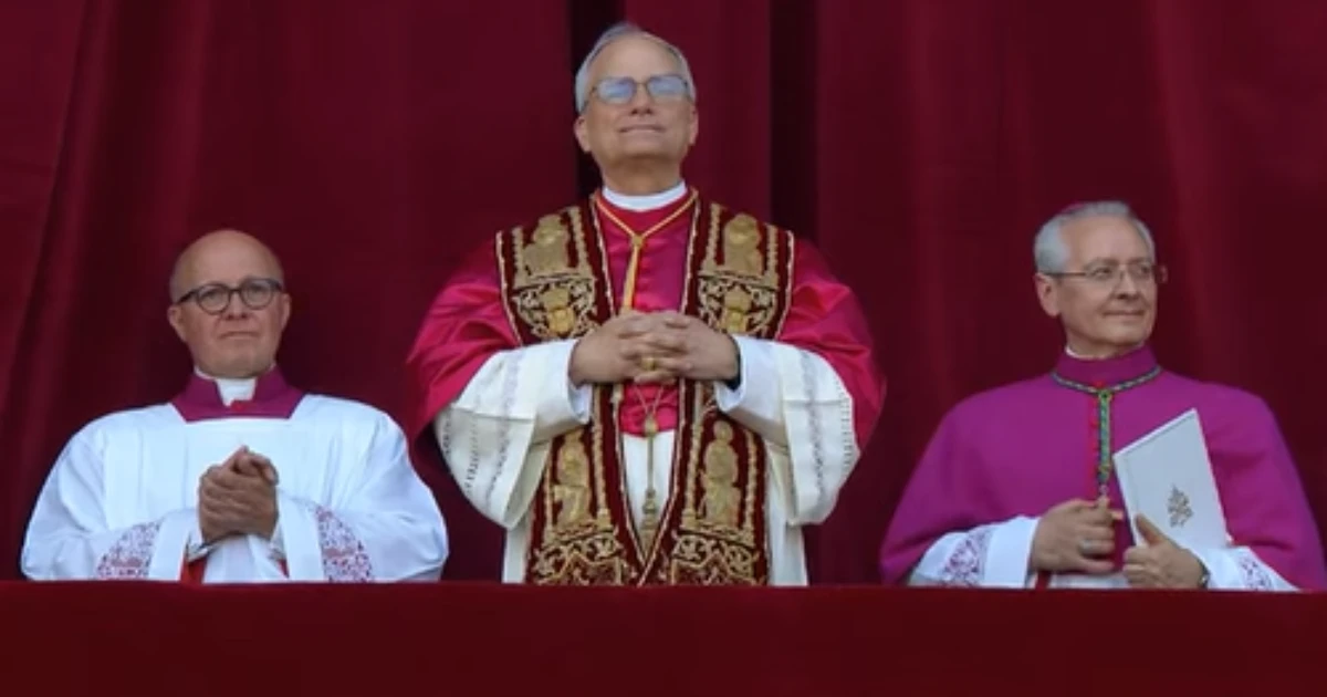 Diferenças entre vestes do novo papa e de Francisco chamam atenção; veja