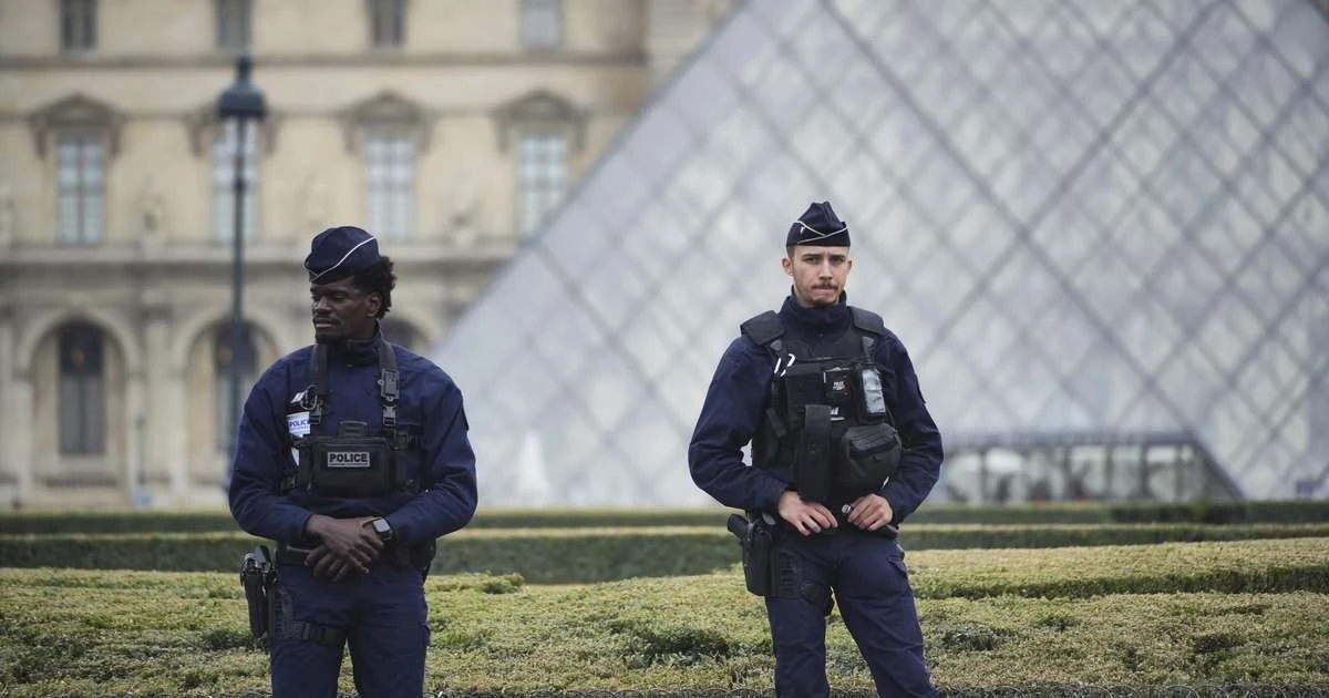 França anuncia barreiras 'anti-invasão' no Louvre após roubo de joias da coroa