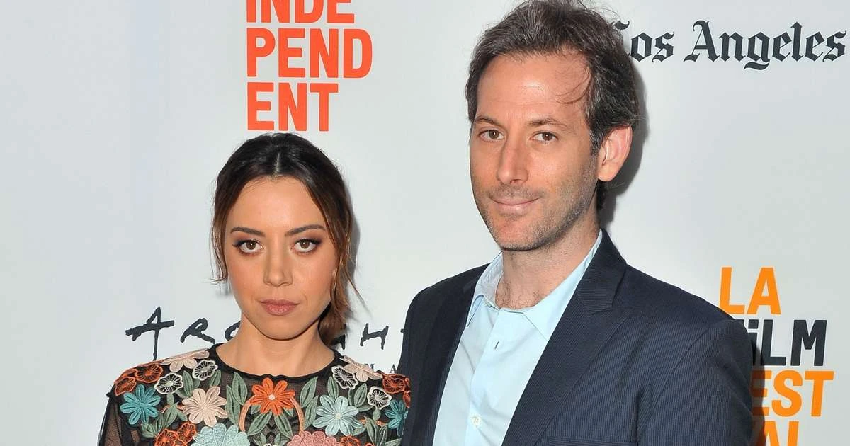 Aubrey Plaza diz que luto é 'um imenso oceano de desgraça' após morte do marido, Jeff Baena
