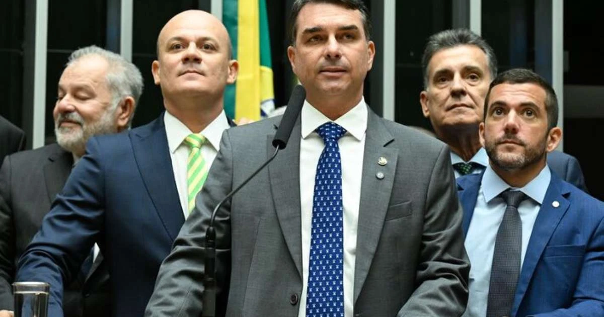 Flávio Bolsonaro diz que quer Vorcaro em CPMI para falar sobre relação com ele, Lula e Moraes