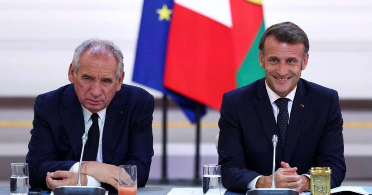 Premiê da França cai após derrota no Parlamento