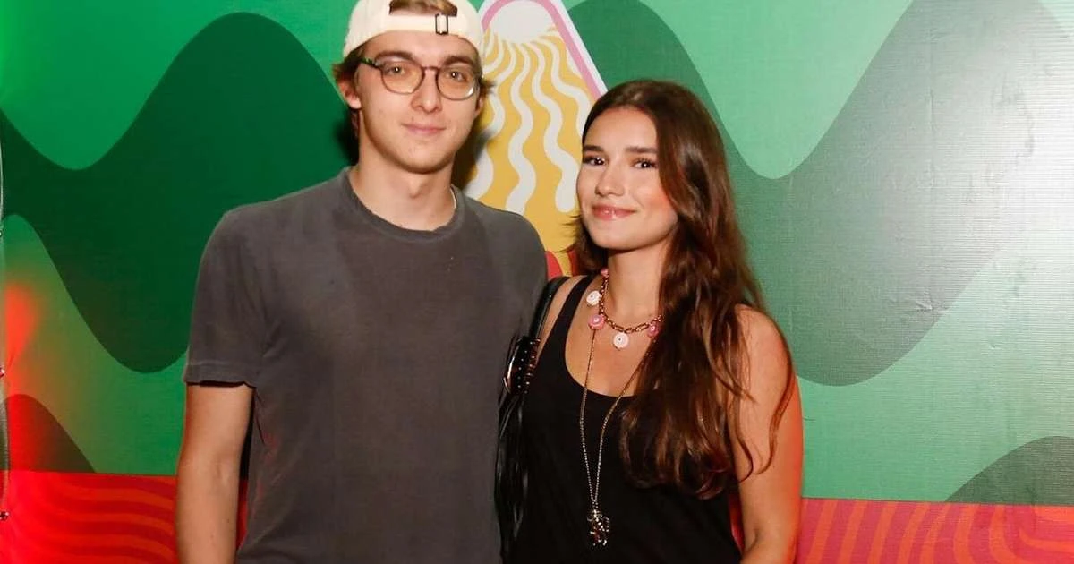 Em meio à polêmica do irmão, Benício, Joaquim Huck surge sorridente ao lado da namorada, Manoela Esteves. Fotos!