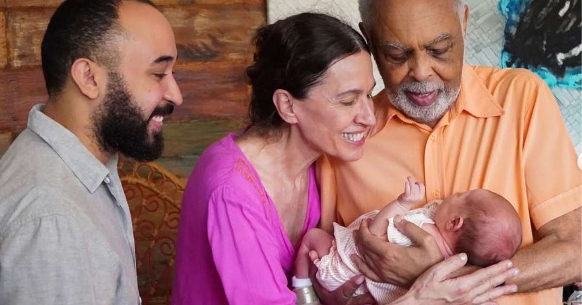 Gilberto Gil celebra a chegada da bisneta com foto emocionante: 'Repleta de amor'