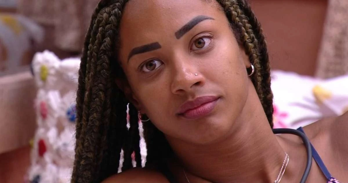 Errou? Look da ex-BBB Aline em evento chama atenção: 'Que roupa...'