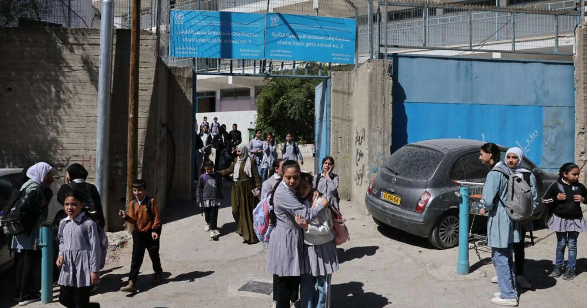 Crianças palestinas são obrigadas a abandonar escolas da ONU em Jerusalém, interditadas por Israel