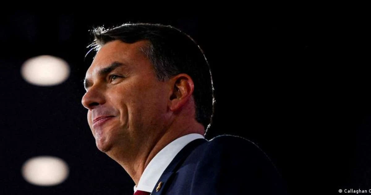 Com campanha em crise, Flávio Bolsonaro se encontra com Trump