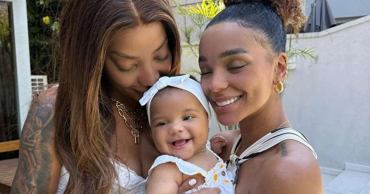 Ludmilla e Brunna Gonçalves mostram rosto da filha, Zuri, aos 5 meses e detalhe em aparência da bebê encanta a web. Fotos!