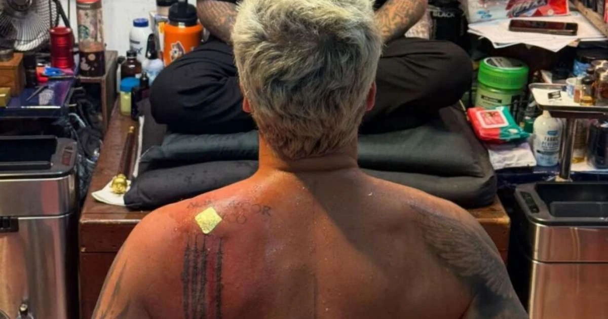 Bruno Gagliasso faz tatuagem durante viagem à Tailândia