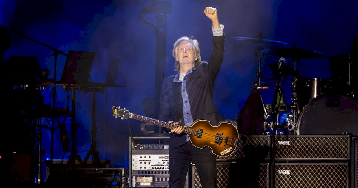 Paul McCartney emociona plateia em São Paulo em show repleto de clássicos