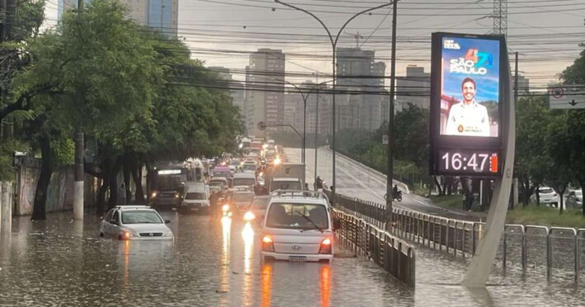 SP tem chuva forte e quase 141 mil imóveis ficam sem energia elétrica