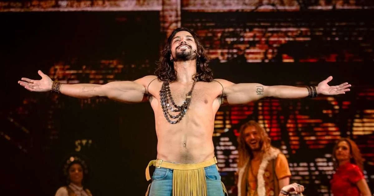 Rodrigo Simas sobre nu frontal em peça de teatro: 'Sempre bom'
