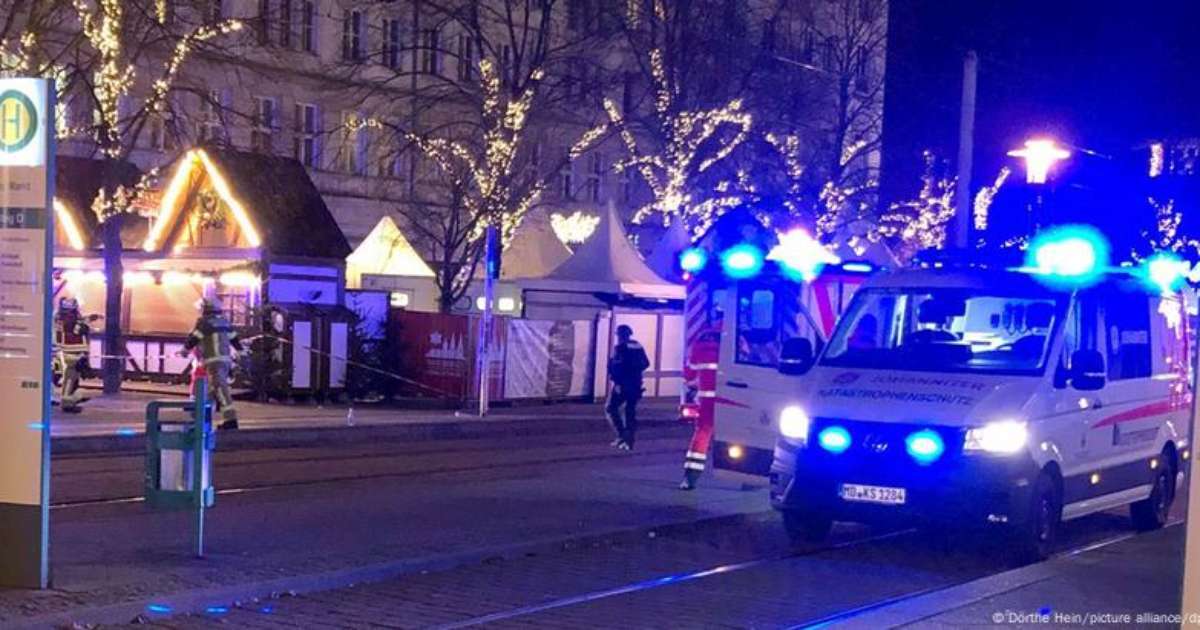 Carro invade mercado de Natal na Alemanha e atropela visitantes; governo fala em atentado