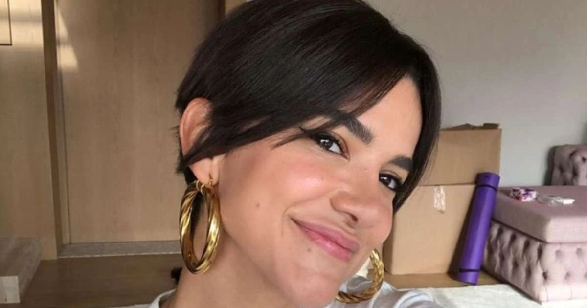 Após Manu Gavassi exibir cabelo natural cacheado na web, cantora atrai atenção de Bruna Marquezine: 'Está'. Veja foto!