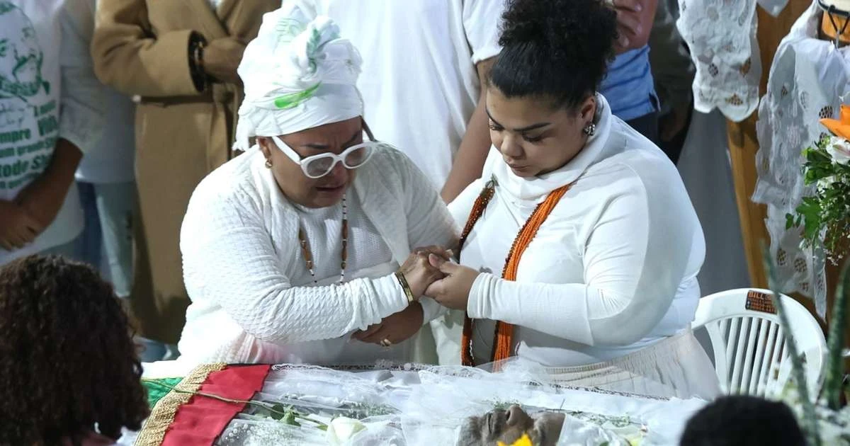 Velório de Arlindo Cruz: Regina Casé, Erika Januza e mais famosos dão último adeus ao sambista na quadra do Império Serrano. Fotos!