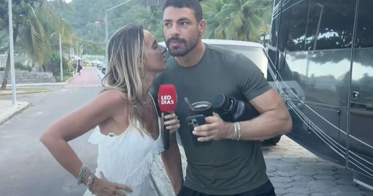 Cauã Reymond coloca repórter para cheirar o seu pescoço após polêmica sobre fedor em Vale Tudo