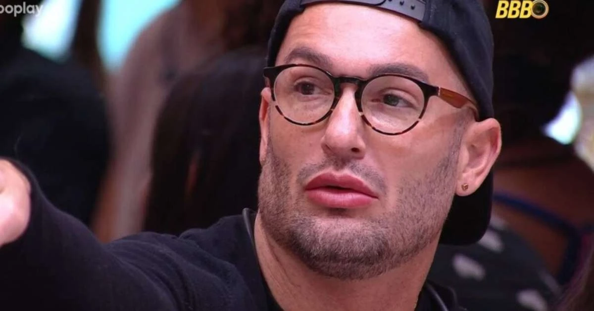 'BBB 25': Diego canta em festa e toma esculacho: 'Planta desafinada'