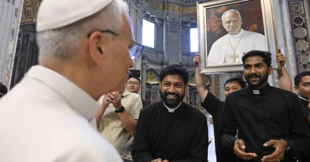 Papa recebe seminaristas e defende 'Igreja aberta e missionária'